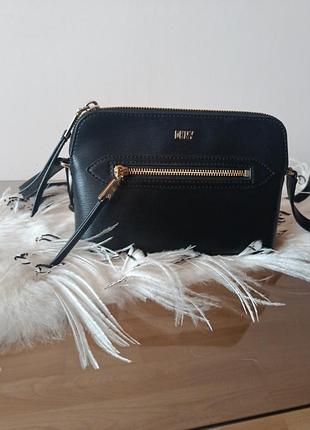 Шкіряна сумочка dkny
колір чорний r42eke17 нова але етекетки паперові немає