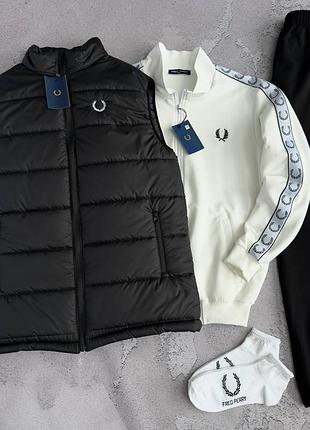 Спортивний набір чоловічий fred perry лампас: жилет-кофта-штани 2 пари шкарпеток у подарунок!