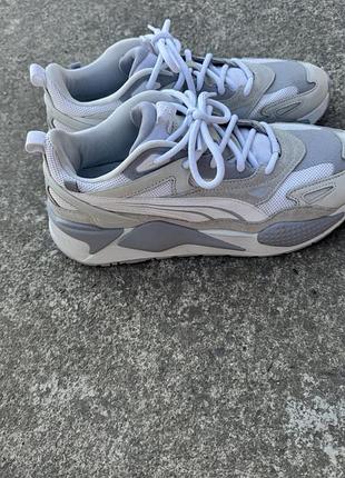 Кросівки puma rs-x efekt prm у сіро-білому кольорі. це модель у стилі ретрофутуризму з масивним силуетом та багатошаровим верхом.
