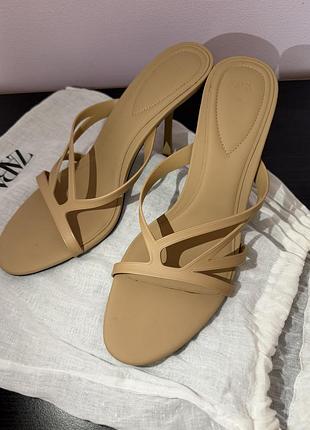 Zara босоніжки 41й розмір