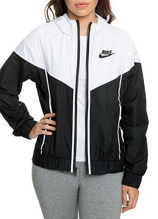 Женская куртка-ветровка nike sportswear windrunner