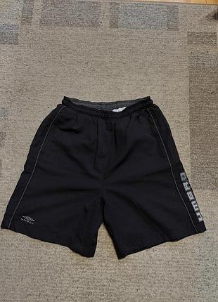 Черные мужские шорты umbro. спортивные шорты