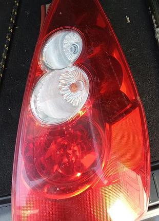 Задний правый фонарь mazda 5