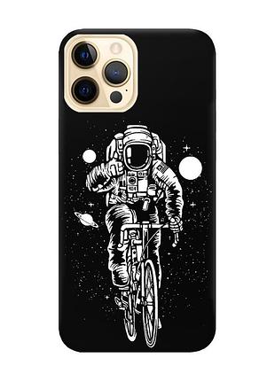 Матовый черный чехол на apple iphone 12 pro max космонавт на велосипеде (принт 399)