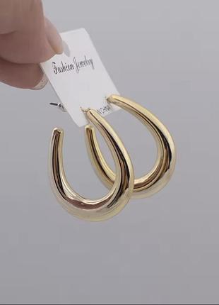Трендовые серьги-кольца (chunky hoops) в золотом цвете
