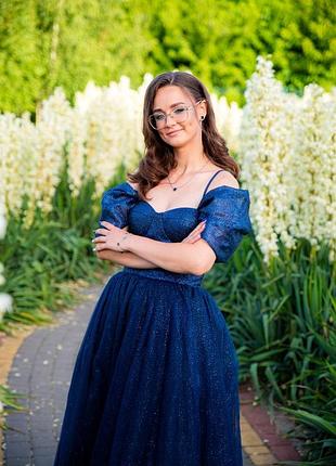 Продам випускну сукню 💙  одягалась 1 раз, стан ідеальний.  ефектна, з корсетом, відкритими плечима та розрізом — в ній ти відчуєш себе принцесою✨