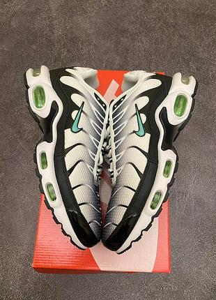 Кроссовки nike air max plus tn black white green