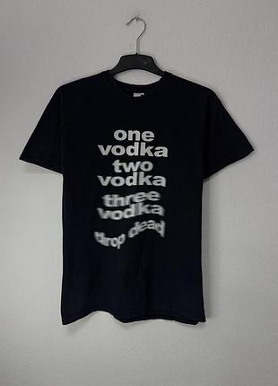 One vodka, two vodka, three vodka, drop dead tee оriginal чоловіча футболка в чорному кольорі з гумористичним принтом оригінал