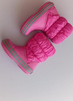 Детские зимние сапоги crocs winter puff boot kids в ярко-розовом цвете (electric pink/light grey) размер c9