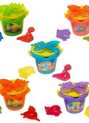 Изящный комплект m toys №1 23245 с ведром, ситом, формочками, граблями и лопаткой в сетке