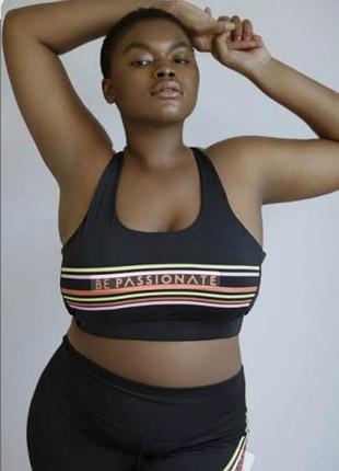 Черный спортивный бюстгальтер,топ для спорта л,топ спортивный plus size l с яркими горизонтальными полосами.