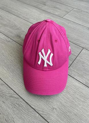 Кепка new era модель league essential 9forty с логотипом new york yankees ярко-розового цвета бейсболка оригинал