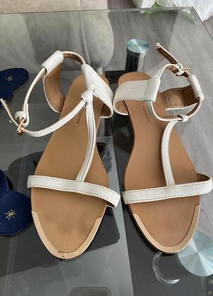 Білі жіночі босоніжки від бренду dorothy perkins