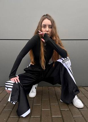 Спортивные штаны в стиле adidas