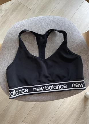 Топ спортивний new balance