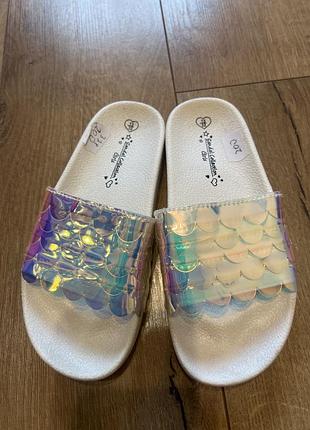 Шльопанці для дівчини