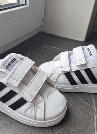 Adidas кросівки