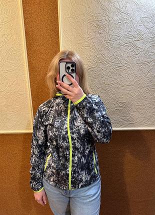 Женская ветровка new balance windcheater printed jacket.
