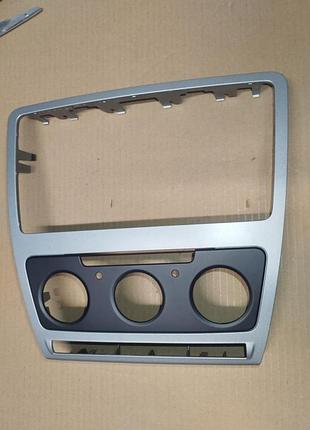 Рамка магнітоли skoda octavia a5 1z0858069xx 2din