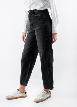 Джинсы бренда asos design( линейка gurve) стрейч момы, черного цвета.красивый размер.