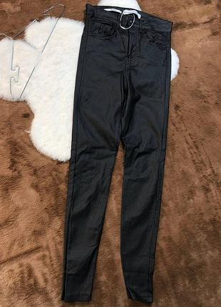 Черные брюки под кожу скинни женские bershka