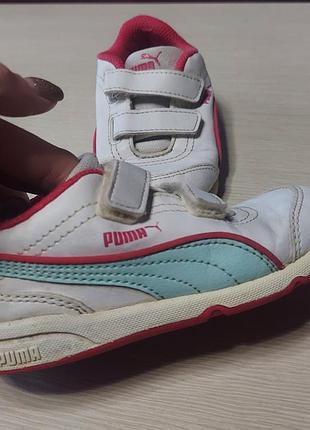 Кросовки puma кожаные белого цвета с малиново-голубыми вставками 25 размер