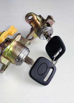 Комплект дверных личинок замков toyota corolla e11