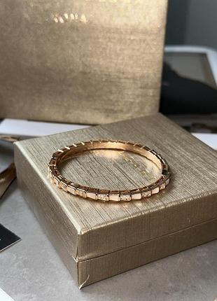Литий браслет з камінчиками swarovski на запʼястя руки від bvlgari золотистий жіночий браслет на руку булгарі