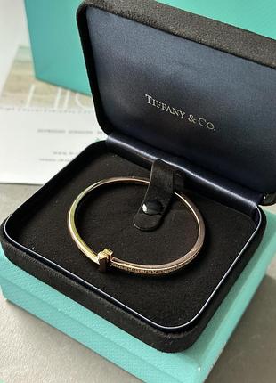 Жіночий литий браслет з камінчиками на запʼястя руки від tiffany брендовий золотистий браслет на руку тіффані