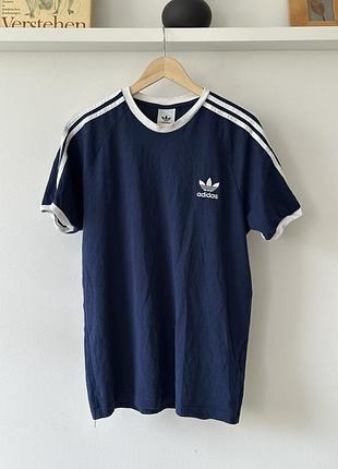 Футболка чоловіча синього кольору adidas adicolor classics 3-stripes