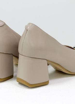 Эксклюзивные кожаные туфли светло-бежевого цвета с брошкой3 фото