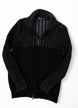 Стильний, вінтажний светр cerruti jeans у класичному, чорному кольорі з фактурною в’язкою. модель на блискавці з коміром-стійкою, поєднує щільну