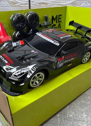 Дрифт машинка на пульте управления 1:18 nissan gt-r | сменные колеса, конусы, аккумуляторная