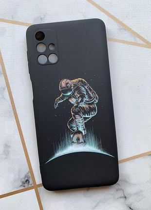 Чехол с рифленым рисунком для samsung galaxy m51 космонавт на скейте