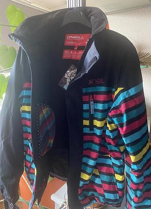 Яркая лыжная куртка