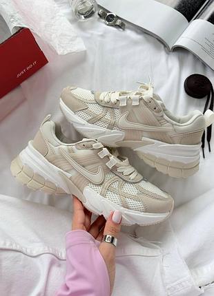 Женские кроссовки nike v2k runtek beige white найк бежевого с белым цветами