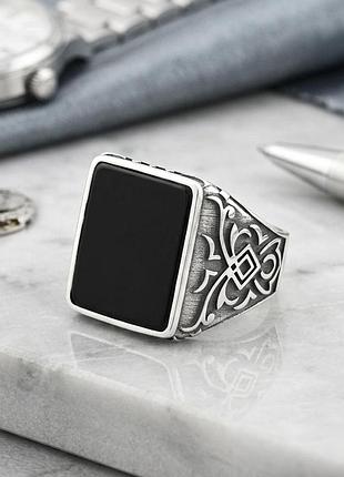 Мужская серебряная печатка 22 р с черным ониксом и орнаментом, массивная, 925 проба