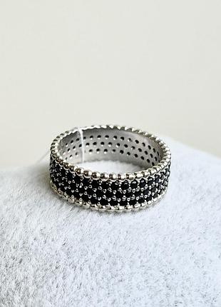 Серебряное широкое кольцо 20 с черно-белым цирконием, родированное женское