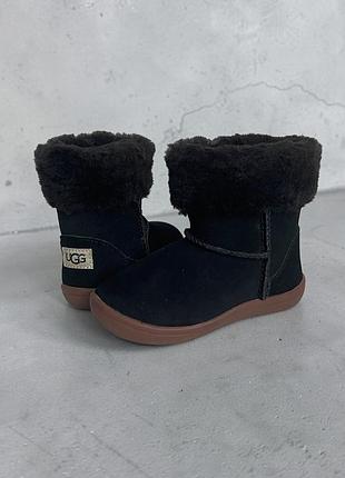 Оригінальні черевики ugg для дівчинки