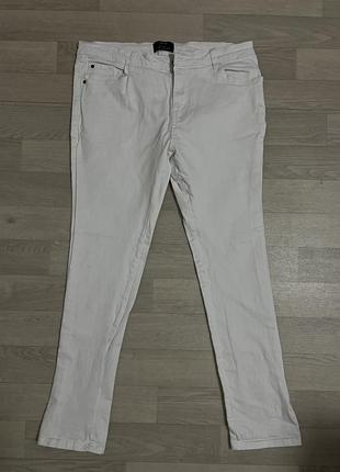 Білі джинси bershka