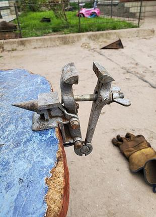 Тиски маленькие настольные с прижимом и наковальней тиски маленькие часовые ювелирные идеал ссср