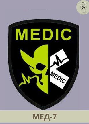 Шеврон медик (medic) с зеленым черепом черный щит. нарукавный знак для медицинских сил на липучке (арт. мед-7)
