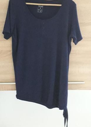 Esmara
40/l/48
42/xl/50
женская темно синяя футболка с завязкой внизу
95% вискоза 5% эластан
идеальное состояние ( состояние новой)