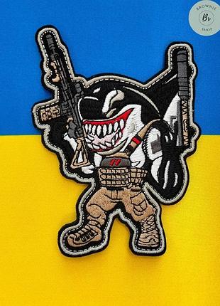 Шеврон вышивка в виде руки-утки показывающей средний палец. шеврон вышивка с прикольной уткой (арт. к-1-4) шеврон вышивка боевая акула