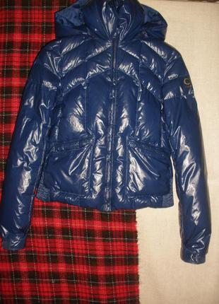 Яркая пуховая короткая куртка курточка calvin klein с капюшоном1 фото