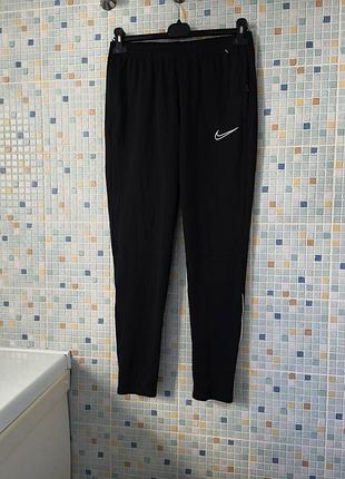 Спортивные штаны nike.