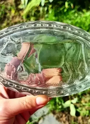 Антикварная масленка с рельефным изображением коровки.
