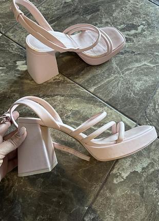 Рожеві босоніжки на підборах stradivarius 38 розмір