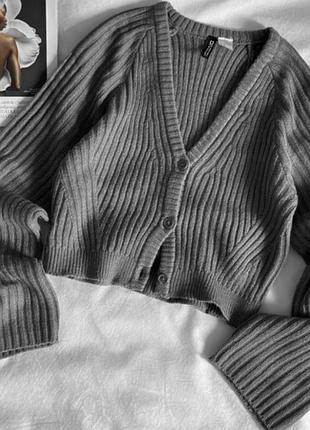 Сірий кроп-кардиган h&amp;m divided у рубчик вкорочена кофта з широкими рукавами y2k grey rib knit cropped cardigan s 36 кофта на гудзиках