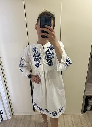 Сукня жіноча білого кольору з синьою вишивкою розмір s бавовна